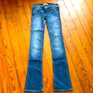 Brand new and super cute bootcut jeans by Hollister. Size 00L (W23/L35). NWT.